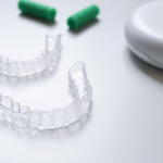 矯正後のリテーナーはいつまでつけるべき？サボった時の影響や装着時の注意点を解説