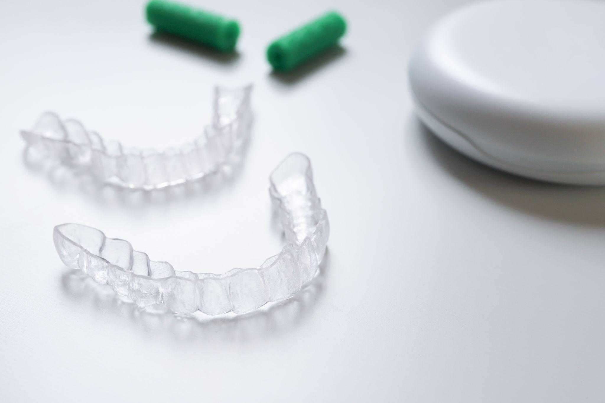 矯正後のリテーナーはいつまでつけるべき?サボった時の影響や装着時の注意点を解説