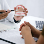 裏側矯正は出っ歯に適した治療方法！治療にかかる費用や期間も解説