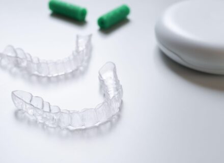 矯正後のリテーナーはいつまでつけるべき?サボった時の影響や装着時の注意点を解説