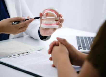 裏側矯正は出っ歯に適した治療方法!治療にかかる費用や期間も解説