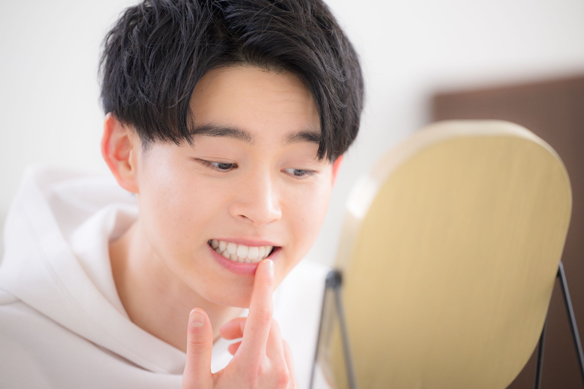 上の歯だけの矯正で出っ歯はどこまで治る？費用と期間を徹底解説